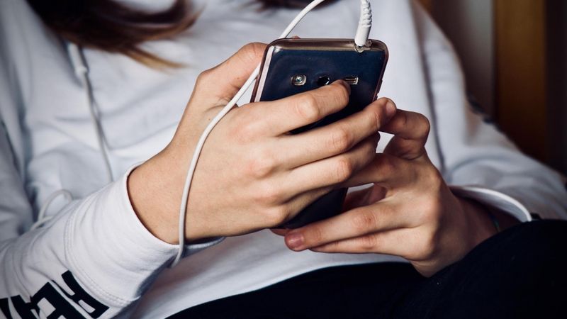 Latvijā 46% jauniešu apzināti iegādājās viltojumus un 25% apzināti piekļūst pirātiskam saturam