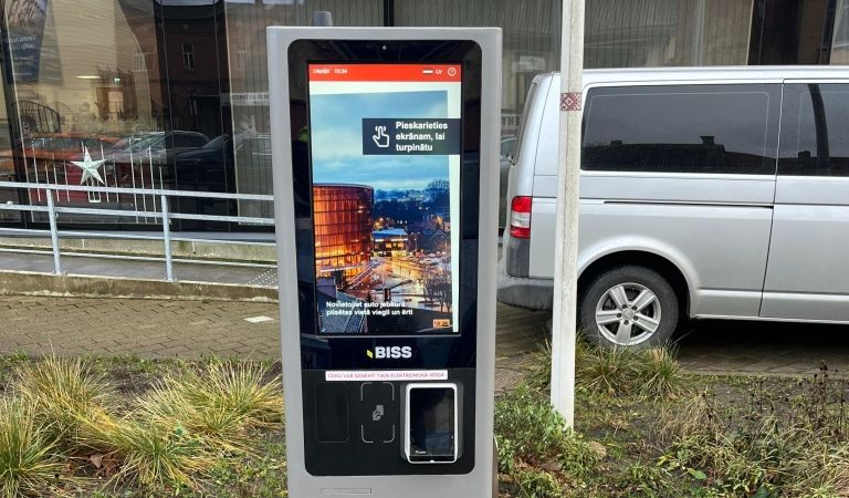 Liepājā modernizē ielu autostāvvietu sistēmu, ieviešot digitālu bezskaidras naudas maksājumu risinājumu