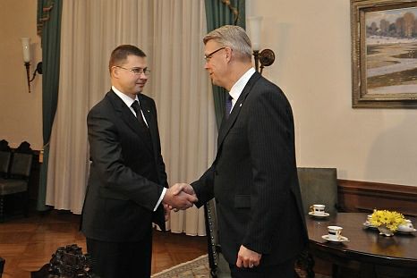 Zatlers kā nākamo premjeru izvirza Dombrovski