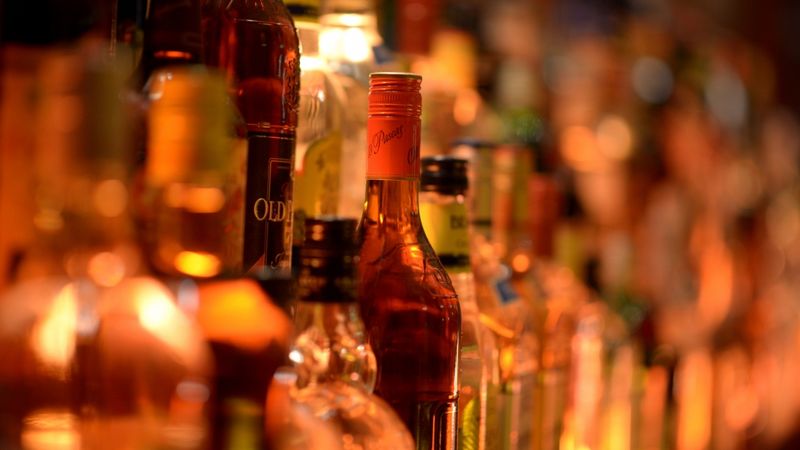 Igaunijas alkohola tirgotāji priekā sit plaukstas