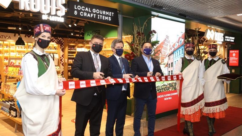 Iegulda teju 100 000 eiro jaunās tirdzniecības vietās lidostā