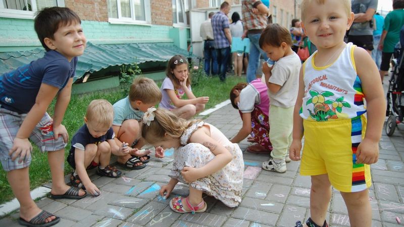 FOTO: Ģimenes no Slavjanskas devušās bēgļu gaitās
