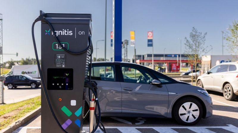 Ignitis ON ierīkos divus elektroauto ātrās uzlādes centrus Rīgā