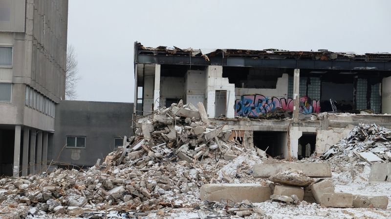 FOTO: Preses nama ēku demontāža