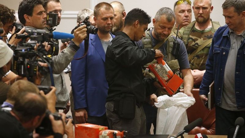Ukrainas separātisti nodevuši Malaizijas ekspertiem avarējušās lidmašīnas «melnās kastes»