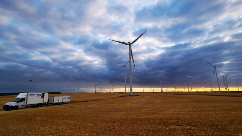 Gatavojas apkalpot tūkstošiem vēja turbīnu