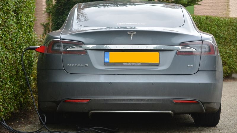 Tesla ceturkšņa peļņa pirmo reizi pārsniedz miljardu dolāru
