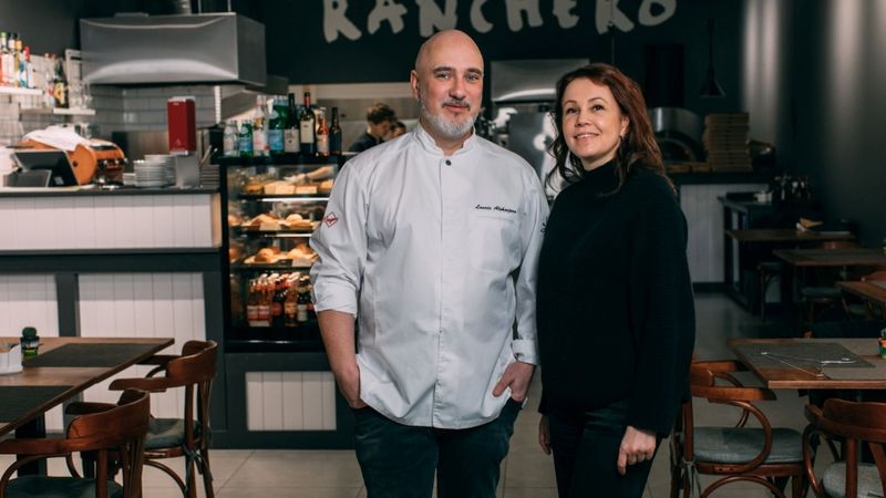 Lauris Aleksejevs atklājis kafejnīcu outlet ciematā Piņķos