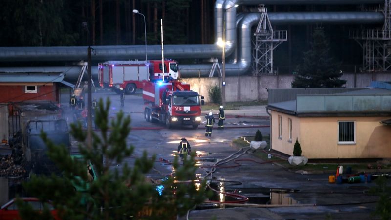 Papildināta - Joprojām strādā pie apjomīgā ugunsgrēka likvidēšanas Lubānas ielā