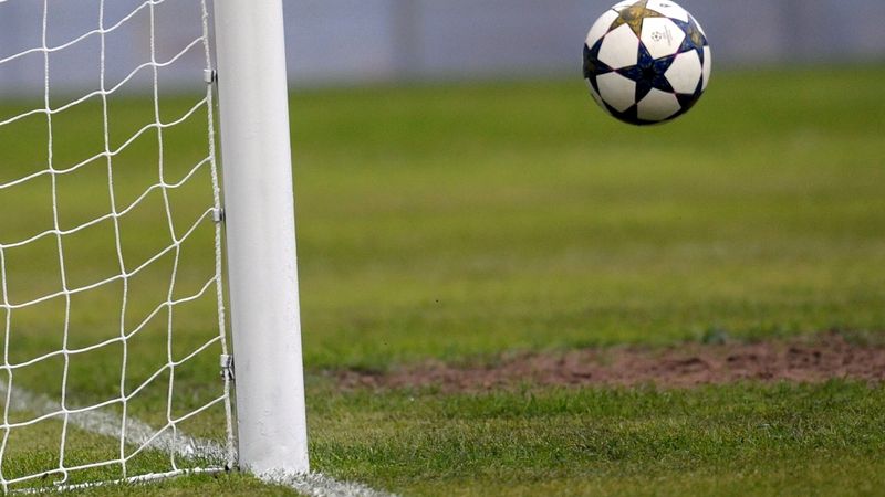 Liepājas slēgtā halle nerisinās futbola māju jautājumu