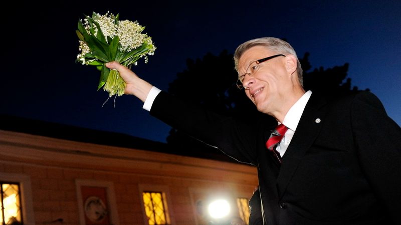 FOTO:  Simtiem cilvēku pie Rīgas pils dzied dziesmas un pasakās Zatleram: VIDEO