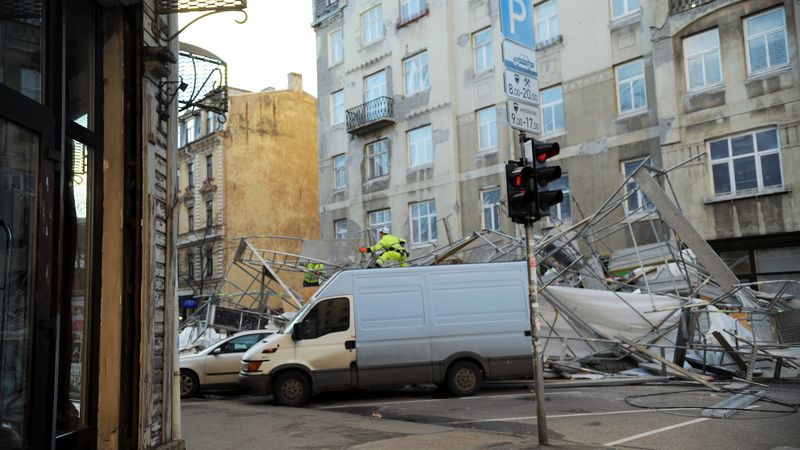 Vēja nopūstas būvniecības stalažas apgrūtina satiksmi Rīgas centrā