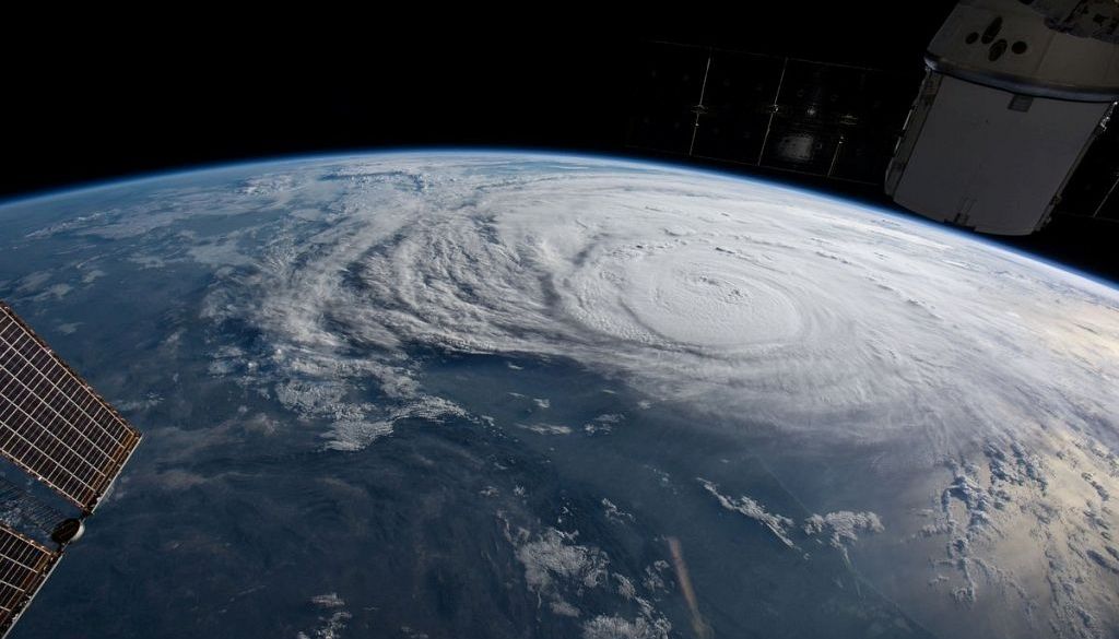 SpaceX kosmosa kuģa apkalpe veikusi pirmo privātpersonu izgājienu kosmosā