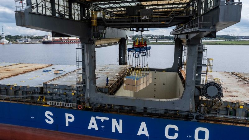 Kronospan iegādājas kravu termināli Rīgas ostā