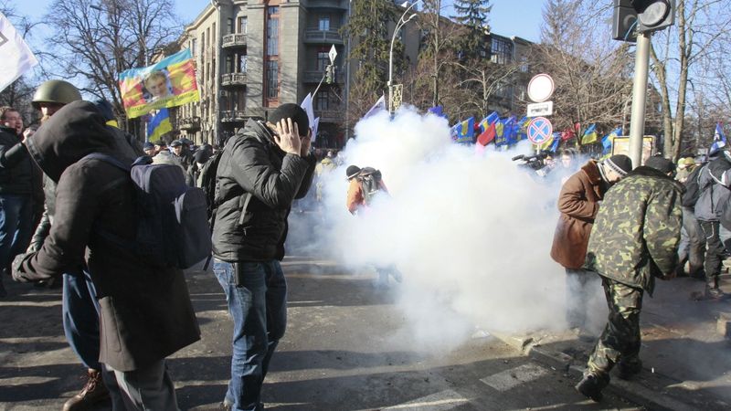 Kijevā atkal izceļas protestētāju un miliču sadursmes