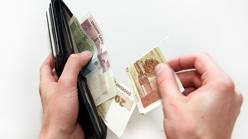 Cilvēkam ar 130 latu ienākumiem izsniegti vairāk nekā desmit ātrie kredīti