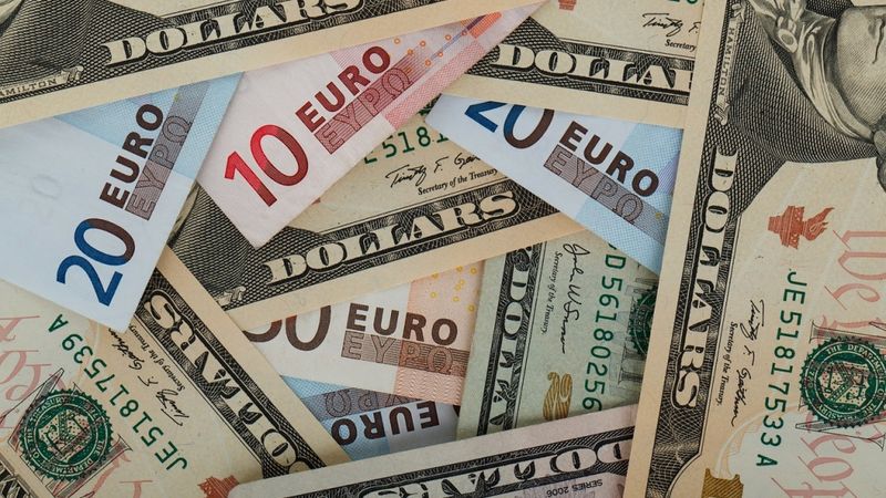 Investors: Gada beigās gaida dolāra vājumu
