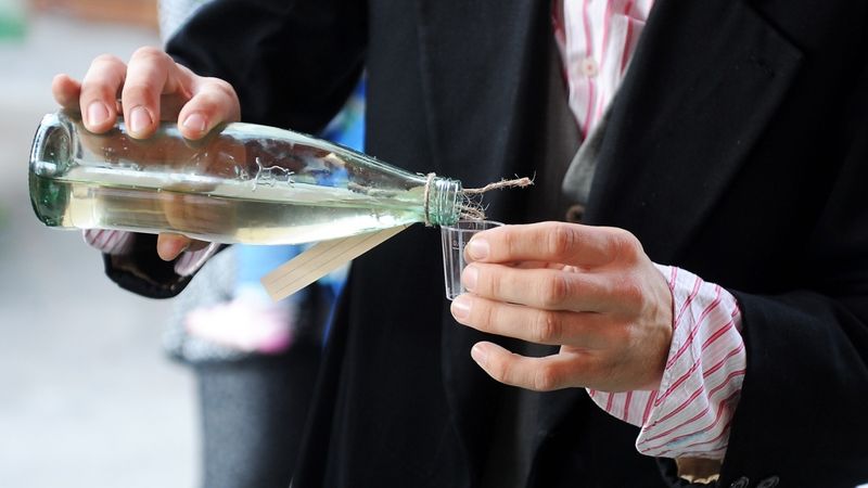 Ministrs: Pēc akcīzes samazinājuma Somijas tūristi atkal pērk alkoholu Igaunijā