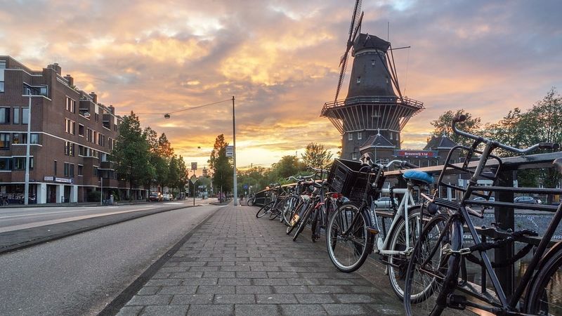 Nīderlande aizliegs izmantot mobilos telefonus, braucot ar velosipēdu