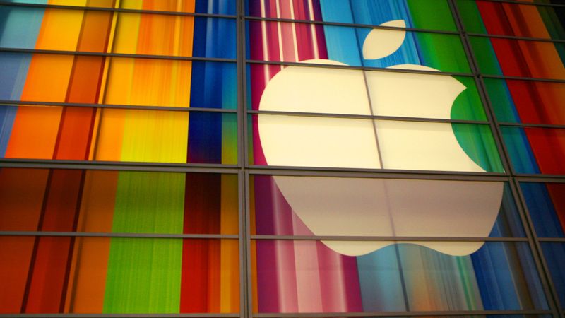 Papildināta - iPhone 5 dzen Apple jaunās virsotnēs; tehnoloģiju pasaule sajūsmā