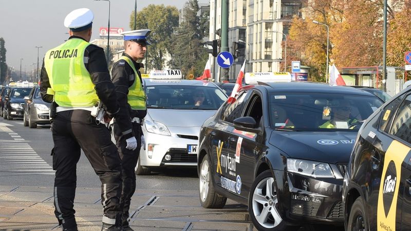 FOTO: Varšavā simtiem taksometru piedalās protesta akcijā pret kopbraukšanas pakalpojumu sniedzējiem