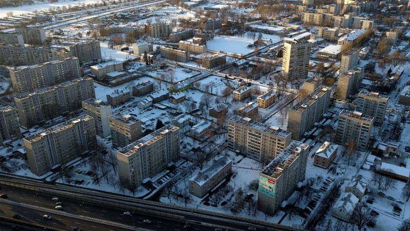 Sērijveida dzīvokļu cenas kopumā slīd lejup