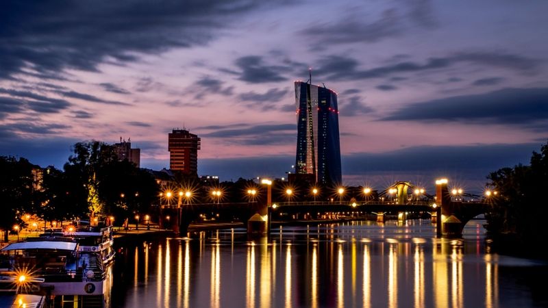 Bažas par parādu kritisko masu