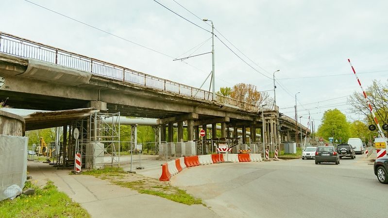 Atsākušies Brasas tilta pārbūves darbi