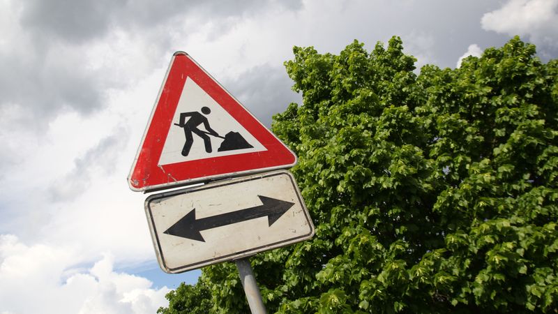 Būvnieki atbild: Kāpēc ceļus nebūvē naktīs? 