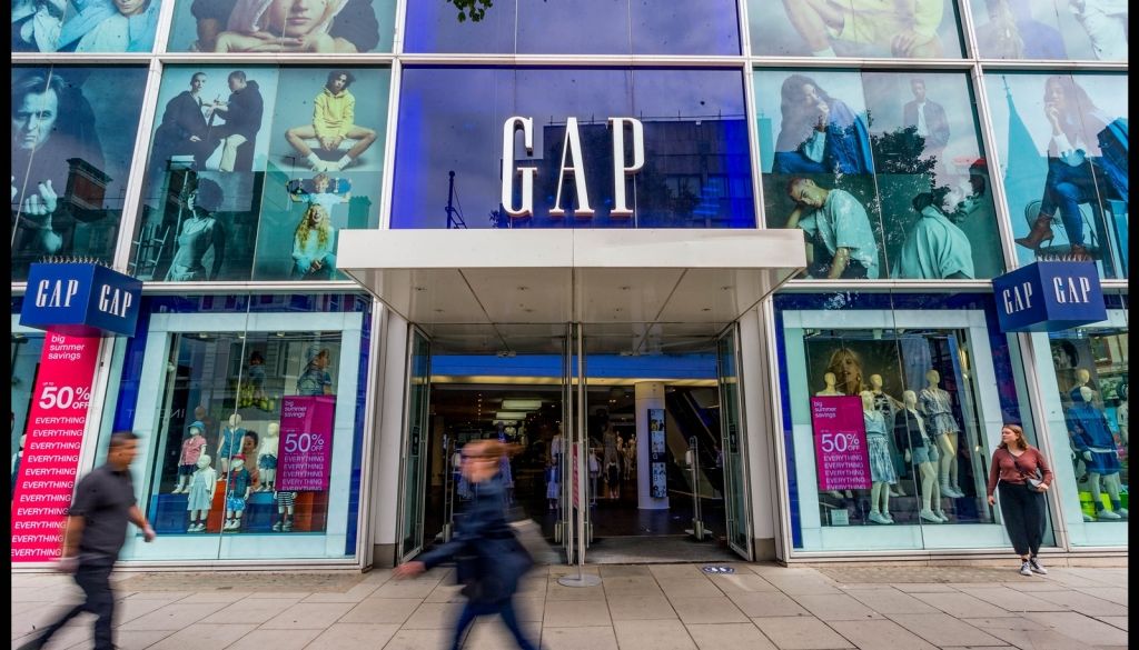 Gap slēgs visus veikalus Lielbritānijā un Īrijā