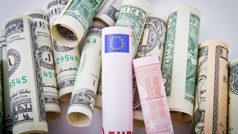 Eiro vērtībai pret dolāru 20 gados zemākais līmenis