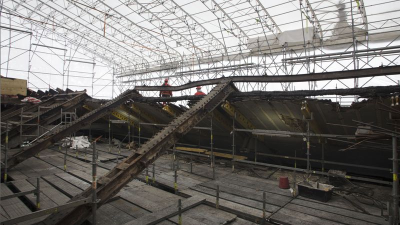 Norisinās Rīgas pils samirkušo konstrukciju žāvēšana un dezinfekcija