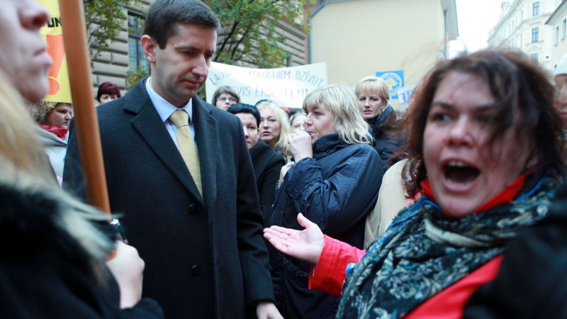 Vairāk nekā 1000 pedagogi un zinātnieki pie Saeimas izsvilpj valsts budžeta projektu