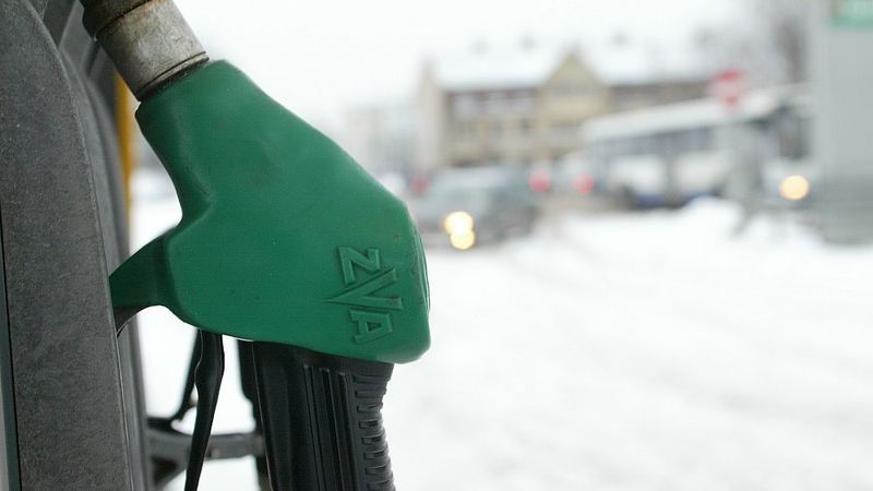 Degvielas tirgotāji paaugstina benzīna un dīzeļdegvielas cenas