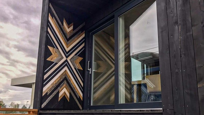 FOTO: Vācijas birojā popularizē Latvijas koka moduļu būvi