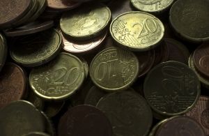 Divi jaunieši apsūdzēti par 42 personu apkrāpšanu vietnē draugiem.lv