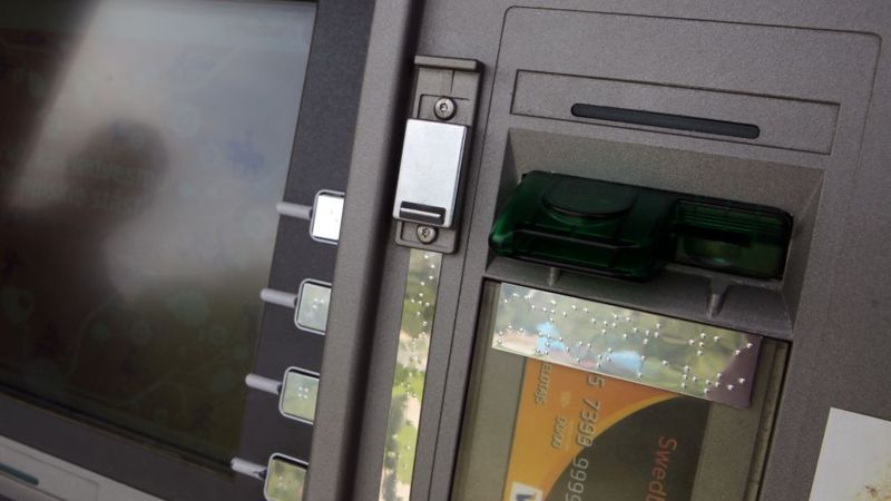 Bankas pakāpeniski sāk atslēgt bankomātus