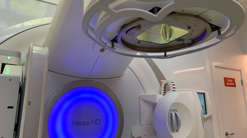 FOTO: 3 miljonus eiro vērta iekārta Stradiņa slimnīcā uzlabos onkoloģijas pacientu ārstēšanu