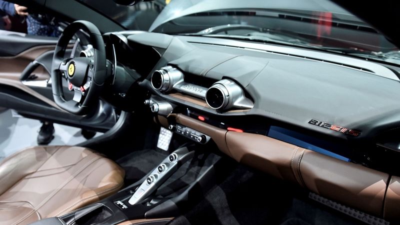 Ferrari peļņa otrajā ceturksnī sarukusi par 95%