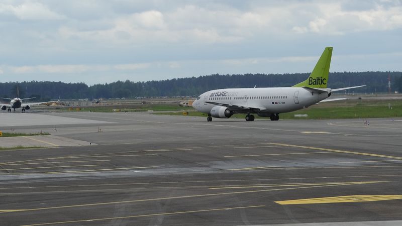 Papildināta - Būtiski kavējas Rīgā ielidojošie avioreisi
