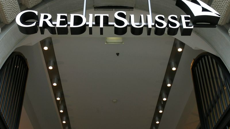 Veic kratīšanas tūkstošiem Credit Suisse klientu mājokļos