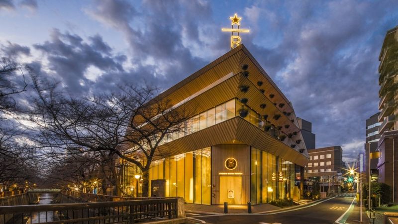 FOTO: Starbucks Japānā atvēris četrstāvu kafejnīcu ar grauzdētavu