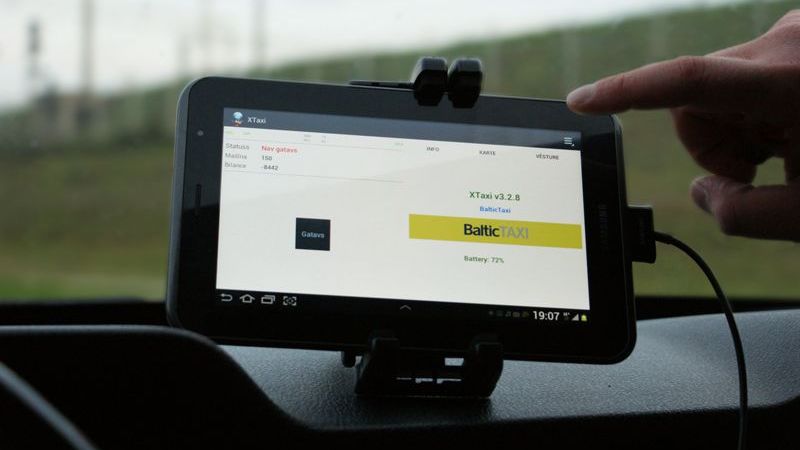 BalticTAXI demonstrē, kā taksometros darbojas planšetdatori