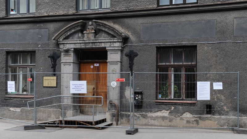 Netic oficiālajam iemeslam par veselības centra slēgšanu Mednieku ielā