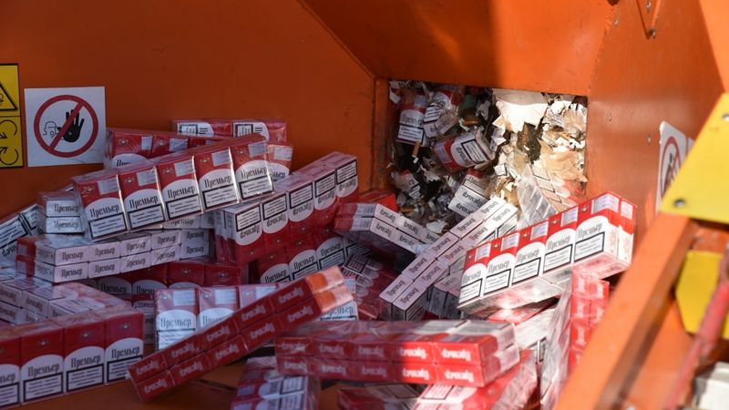 FOTO,VIDEO: Getliņos iznīcina kontrabandas cigaretes