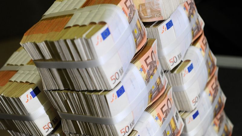 Valsts pārvaldē pērn izniekoti vismaz 5,8 miljoni eiro