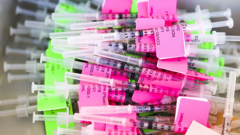BioNTech un Pfizer sola piegādāt ES līdz 75 miljoniem papildu vakcīnas devu