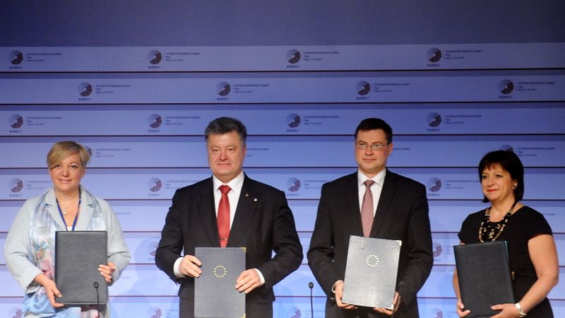 Parakstīts memorands par makrofinansiālo palīdzību Ukrainai 1,8 miljardu eiro apmērā