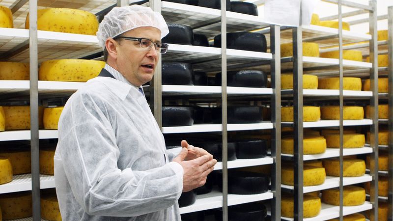 Trikāta KS daļas Latvijas Pienā pārdod, jo parādā virs trim miljoniem eiro