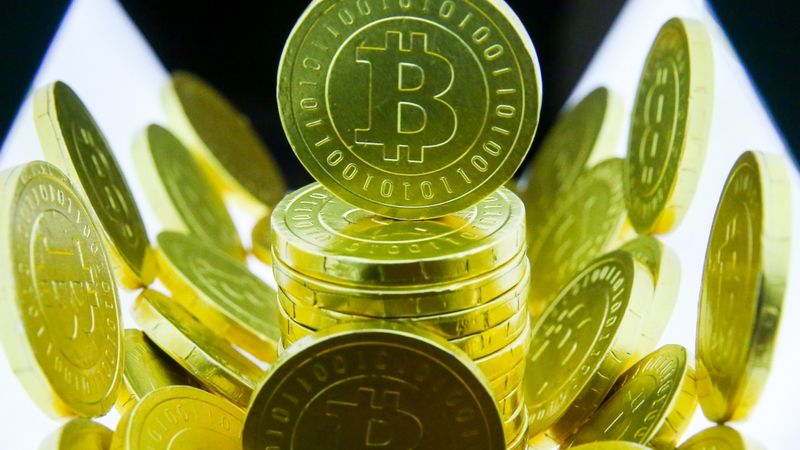 Kriptovalūtu tirgus diennakts laikā zaudē 30 miljardus dolāru